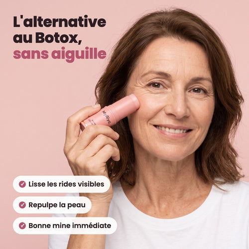 Femme appliquant le Stick Collagène Pur sur la pommette
